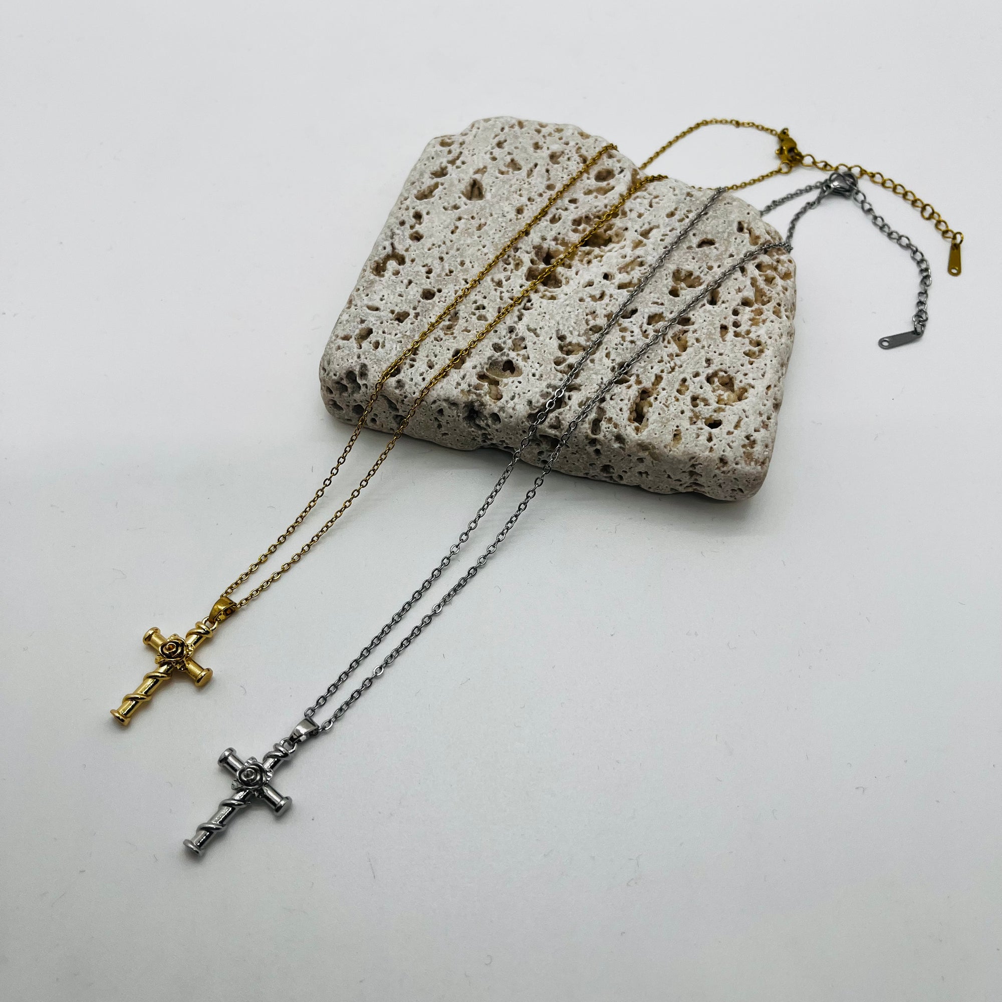 COLLANA CROCE DI ROSA